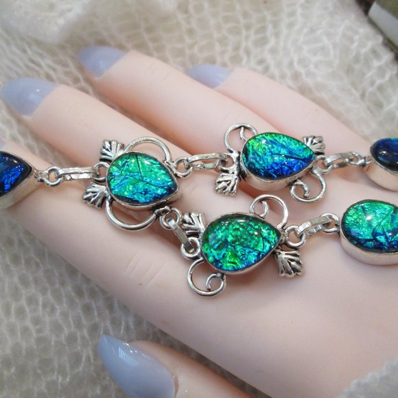 a gemstone,in a simple sitting,is the centerpiece of this necklace.the necklace - Picture 5 of 8